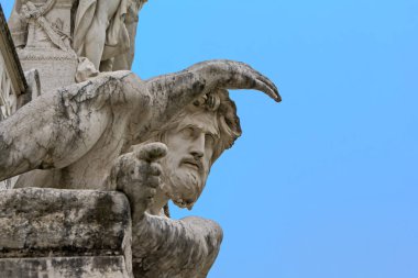 Heykelin üzerine bir anıt Victor Emmanuel II içinde Fontana dell'Adriatico (Adriyatik Denizi heykeli). Piazza Venezia, Rome, İtalya