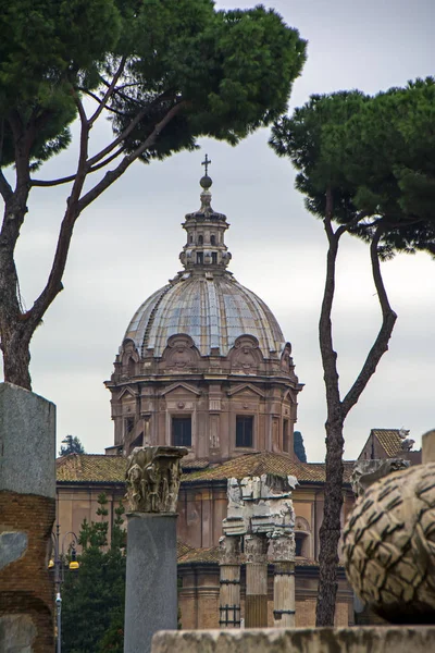 Cúpula da Via di San Pietro em Carcere Igreja ao entardecer, Roma, Itália — Fotografia de Stock