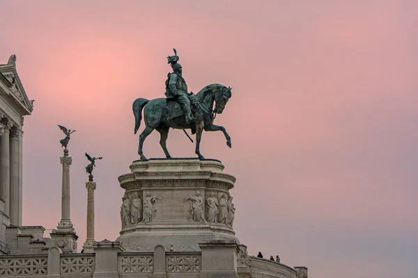 비토리오 에마누엘레 2 세, 아름 다운 일몰 빛, 로마, 라치오, 이탈리아, 유럽에서 비토리오 에마누엘레 기념물의 기 마 동상 — 스톡 사진