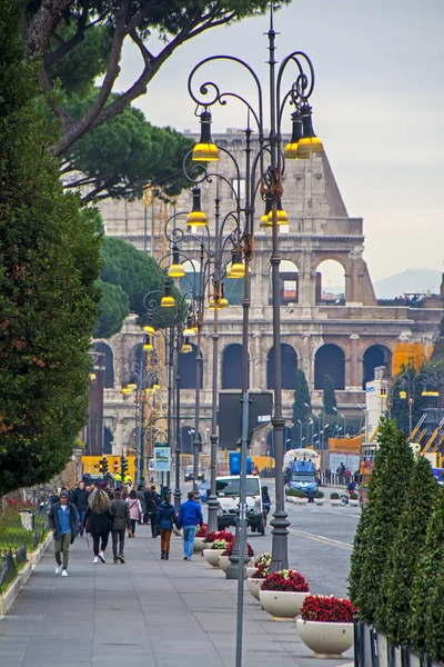 Roma, Itália - 17 de novembro de 2016: Pedestres preenchem a via dei Fori Imperiali com Coliseu em segundo plano — Fotografia de Stock