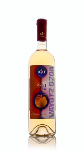 예레반, 아르메니아-2013 년 6 월 10 일: 병의 아르메니아 복숭아 세미 달콤한 화이트 와인 흰색 배경에 고립. Areni 와인 공장에서 아르메니아 과일 와인 — 스톡 사진