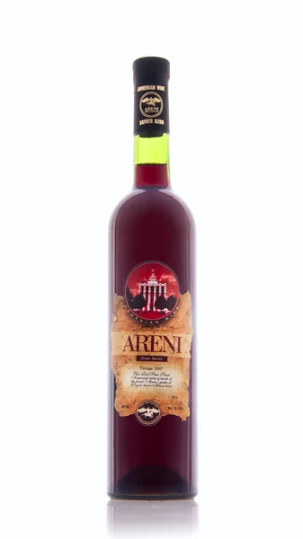 Ereván, Armenia - 10 de junio de 2013: Botella de vino tinto semidulce armenio aislado sobre fondo blanco. Vinos de uva armenios "Lernashen" de la fábrica de vino de Areni — Foto de Stock