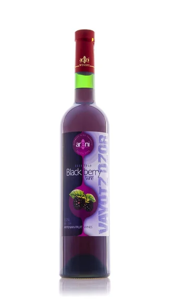 Erywań, Armenia - czerwiec 10, 2013: Butelka ormiański blackberry pół słodkie czerwone wino na białym tle. Wina owocowe ormiański z fabryki Ari wina — Zdjęcie stockowe
