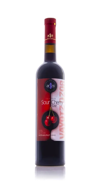 Ereván, Armenia - 10 de junio de 2013: Botella de vino tinto semidulce de cereza agria armenio aislado sobre fondo blanco. Vinos de fruta armenios de la fábrica de vino de Areni — Foto de Stock