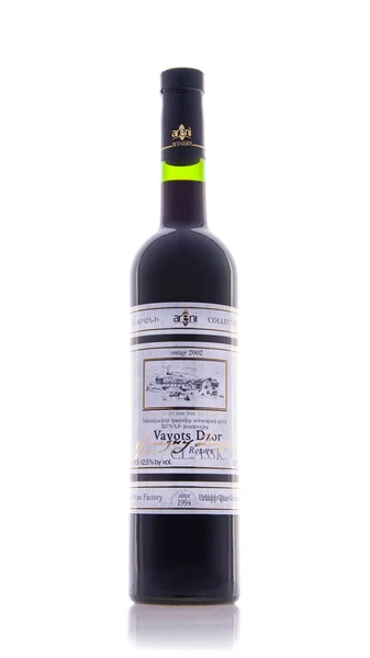 Erywań, Armenia - czerwiec 10, 2013: Butelka z ormiańskiej wytrawne czerwone wino na białym tle na białym tle. Armeński winogronowe z fabryki Ari wina — Zdjęcie stockowe