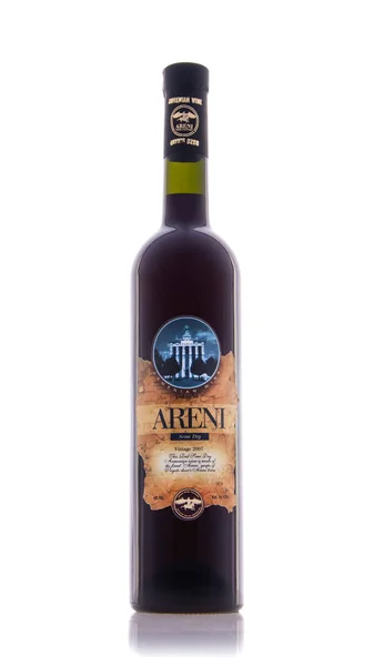 Yerevan, Armênia - 10 de junho de 2013: Garrafa de vinho tinto semi-seco armênio isolada sobre fundo branco. Vinhos de uvas arménios da Areni Wine Factory — Fotografia de Stock