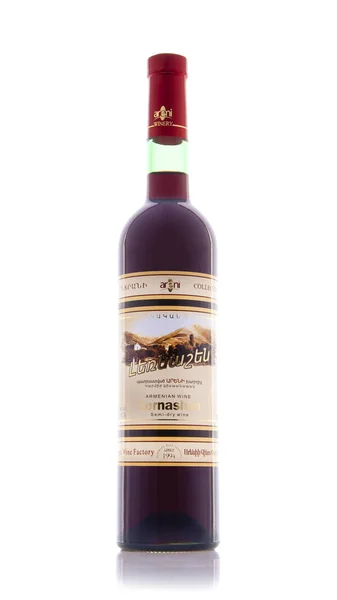 Ereván, Armenia - 10 de junio de 2013: Botella de vino tinto semiseco armenio aislado sobre fondo blanco. Vinos de uva armenios "Lernashen" de la fábrica de vino de Areni — Foto de Stock