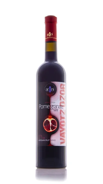 Erevan, Arménie - 10 juin 2013 : Bouteille de grenat arménien semi doux vin rouge isolé sur fond blanc. Vins de fruits arméniens d'Areni Wine Factory — Photo