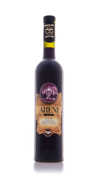 Erywań, Armenia - czerwiec 10, 2013: Butelka z ormiańskiej wytrawne czerwone wino na białym tle na białym tle. Armeński winogronowe z fabryki Ari wina — Zdjęcie stockowe