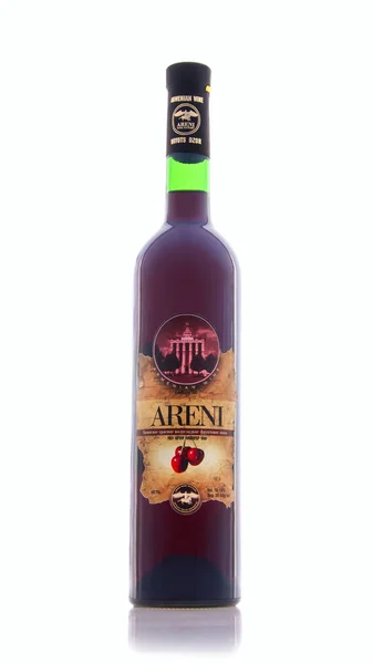 Yerevan, Armênia - 10 de junho de 2013: Garrafa de vinho tinto arménio cereja semi-doce isolado sobre fundo branco. Vinhos de fruta arménios da Areni Wine Factory — Fotografia de Stock