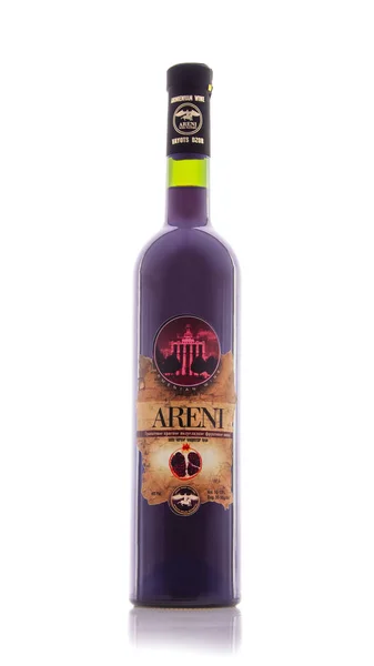 Yerevan, Armênia - 10 de junho de 2013: Garrafa de vinho tinto semi-doce armênio isolado em fundo branco. Vinhos de fruta arménios da Areni Wine Factory — Fotografia de Stock