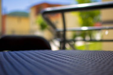 seçici odak ve güzel evler arka plan bulanık ile plastik masa yüzeyi dokuma