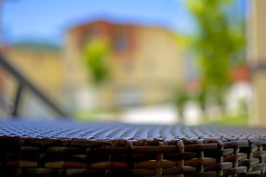 seçici odak ve güzel evler arka plan bulanık ile plastik masa yüzeyi dokuma