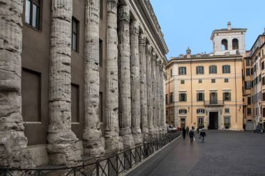 Rome, İtalya - 17 Kasım 2016: Hadrian tapınağı, Roma, İtalya Piazza di Pietra; Tapınak di Adriano. Piazza di Pietra üzerinde Hadrian tapınağı kalıntıları.