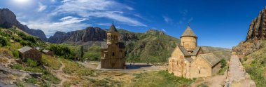 Ermenistan Astvatsatsin Kilisesi (Kutsal Tanrı'nın annesi) ve Ermenistan Karapet (St John the Baptist) kilise Noravank Manastırı, 13. yüzyıl, en Dzor, Ermenistan ile geniş panorama