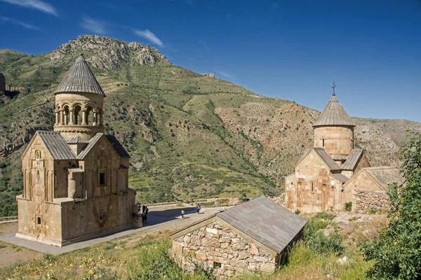 Mutovaný Astvatsatsin kostel (Svatá Matko boží) a mutovaný Karapet (svatého Jana Křtitele) kostel Noravank klášter, 13. století, Vajoc Dzor, Arménie — Stock fotografie