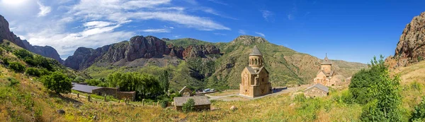 Surb Astvatsatsin 교회 (하나님의 거룩한 어머니)와 Surb Karapet (세인트 존 침례) 교회의 Noravank 수도원, Vayots 르, 13 세기 아르메니아 넓은 파노라마 — 스톡 사진