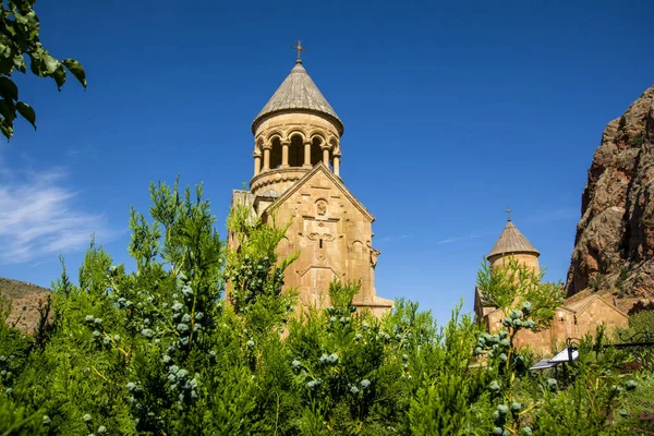 SuRB Astvatsatsin kyrka (heliga Guds moder) och Surb Karapet (Johannes Döparen) kyrkan av Noravank kloster, 13-talet, Vajots Dzor, Armenien — Stockfoto