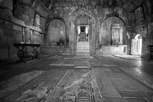 Interior de Surb Karapet (San Juan Bautista) Iglesia del monasterio de Noravank con piedras cruzadas (khachkars), siglo XIII, Vayots Dzor, Armenia. fotografía en blanco y negro — Foto de Stock