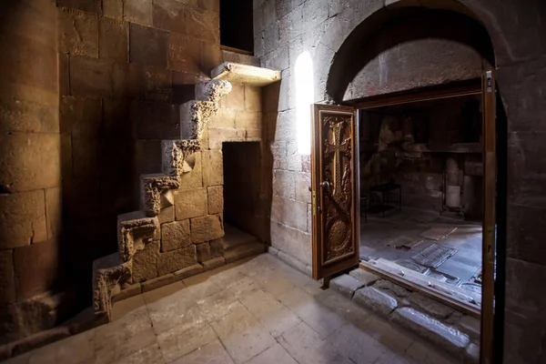 Interior de Surb Karapet (São João Batista) Igreja do Mosteiro de Noravank com porta de madeira esculpida, século XIII, Vayots Dzor, Armênia — Fotografia de Stock