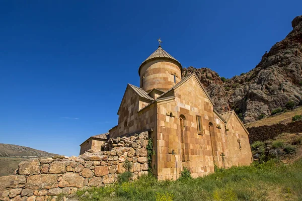 Церковь Сурб Карапет (Св. Иоанно-Предтеченского) монастыря Нораванк, 13-й век, Вайоц Дзор, Армения. низкий угол обзора — стоковое фото