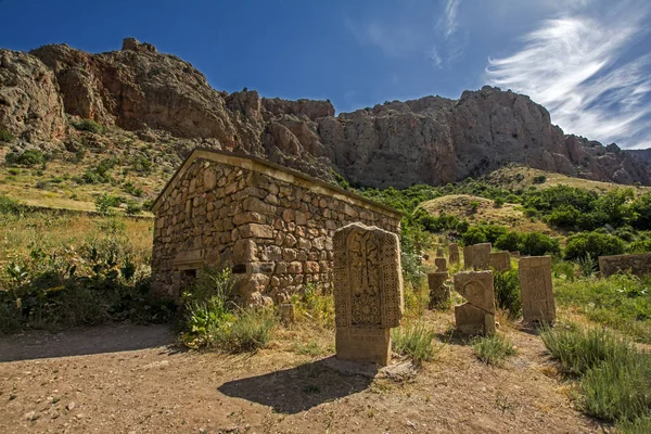 Piedras cruzadas (khachkars) cerca de la histórica iglesia ortodoxa armenia en el monasterio de Noravank, siglo XIII, Vayots Dzor, Armenia — Foto de Stock