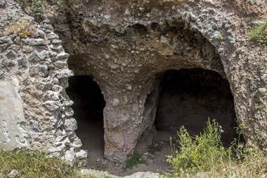 Khndzoresk mağara yerleşim mağara girişine (13. yüzyıl, 1950'lere kadar yaşadığı için kullanılan), Syunik bölge, Ermenistan