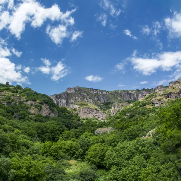 Festői kilátással a Khndzoresk barlang település (13. századi, használt 1950-ig lakott) a függőhíd, Syunik region, Örményország — Stock Fotó