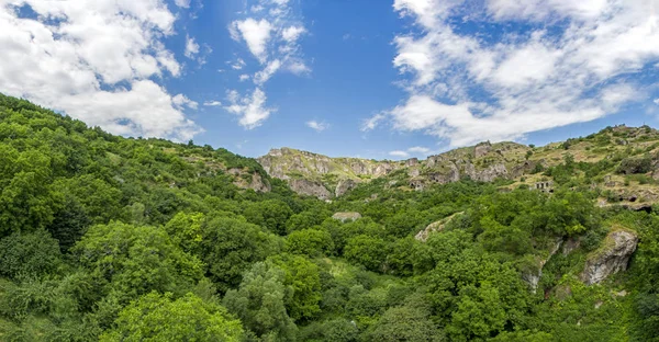 Széles panoráma gyönyörű Canyon Khndzoresk barlang elszámoláskor (13. századi, használt 1950-ig lakott) a függőhíd, Syunik region, Örményország — Stock Fotó