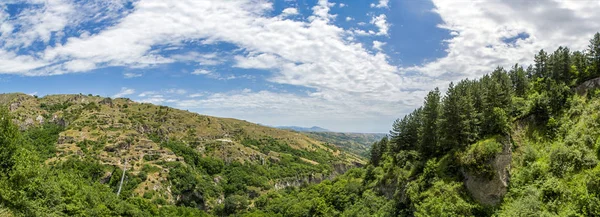 Khndzoresk 동굴 정착에 아름 다운 협곡의 넓은 파노라마 (13 세기, 1950 년대까지 거주 하는 데 사용)는 다리 밑에, Syunik 지역, 아르메니아와 함께 — 스톡 사진