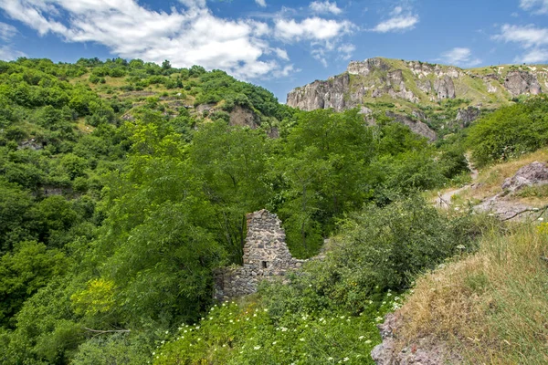 Old ruins in Khndzoresk cave settlement (13th-century, used to be inhabited till the 1950s) from a suspension bridge, Syunik region, Armenia — Stock Photo, Image