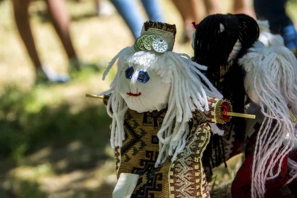 Тряпичные куклы в традиционном национальном армянском костюме на фестивале Mulberry в селе Карахунь, Армения — стоковое фото