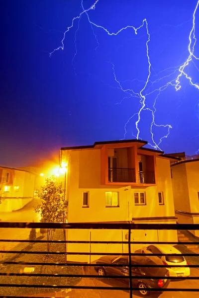 Буря с молнией над зданиями в Дилижане, Армения — стоковое фото