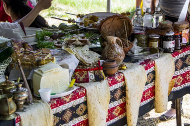 Karahunj, Ermenistan - 01 Temmuz 2017: geleneksel Ermeni pide (lavaş) geleneksel gıda Karahunj köyde dut Festivali sırasında sırasında halı ile kaplı bir tablo ile