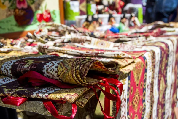 Armenische traditionelle Teppiche mit traditionellen Ornamenten und Mustern beim Maulbeerfest im Dorf Karahunj, Armenien — Stockfoto