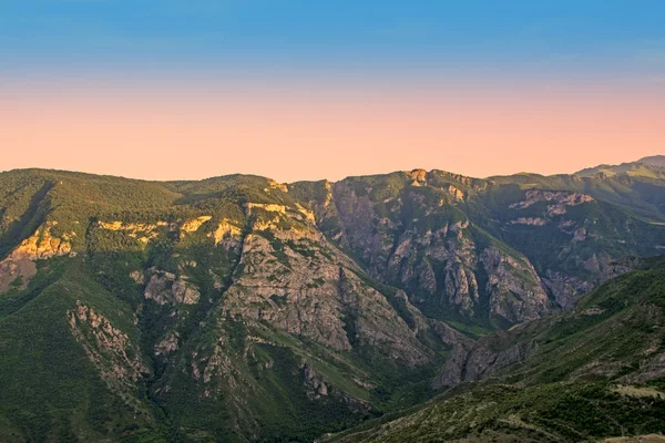 Hegyek lejtőin a Vorotan river canyon naplemente napfény által megvilágított, Nézd a Halidzor village, Syunik tartomány, Örményország — Stock Fotó