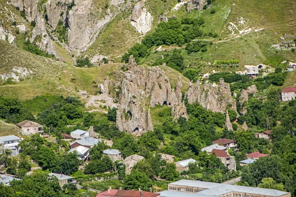 Goris con misteriosas rocas medievales Goris Cave Dwellings over it, Syunik Province, Armenia —  Fotos de Stock