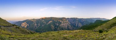 Geniş panorama Dağları'nın yamaçlarında kaydedelim river canyon günbatımı güneş ışığı tarafından yaktı, Halidzor Köyü, Syunik Eyaleti, Ermenistan görünümünden