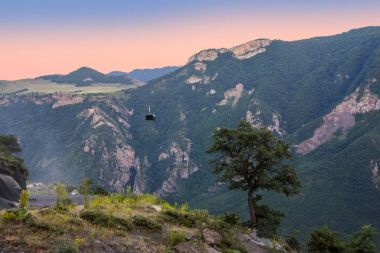 Halidzor, Ermenistan - 01 Temmuz 2017: Kanyon arka plan üzerinde Halidzor ve Tatev manastır arasında tramvay 