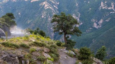 güzel bir sahne çoban ve sürüsü koyun kaydedelim river canyon tarafından günbatımı güneş ışığı yaktı, toprak yol üzerinde Halidzor köyünden, Syunik Eyaleti, Ermenistan görüntülemek