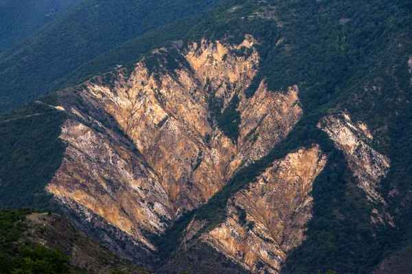 Roca brillante en la pendiente del cañón del río Vorotan iluminado por la luz del sol puesta del sol, vista desde la aldea de Halidzor, provincia de Syunik, Armenia —  Fotos de Stock