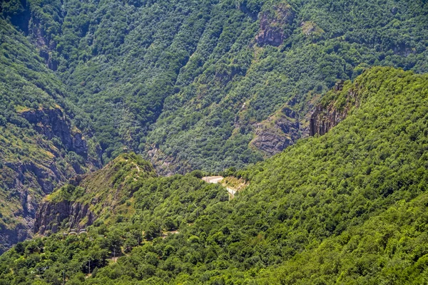 Схили гір на відстані каньйон річки, освітлені сонячним світлом, Вірменія — стокове фото