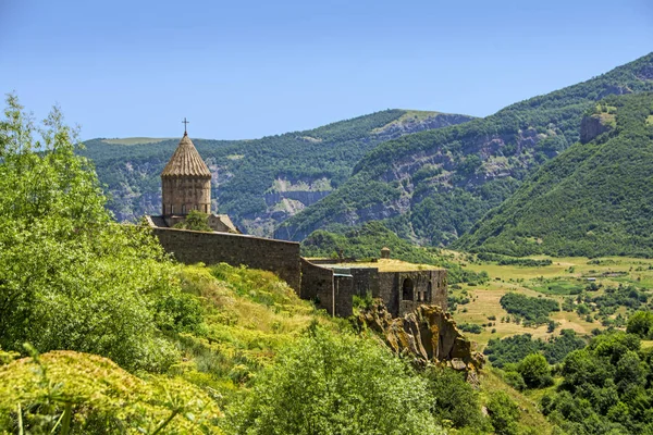 Medieval Tatev monastery, Armenia, about IX century, big building is church of st. Poghos and Petros. Monastery is above the Vorotan river canyon — Stock Photo, Image