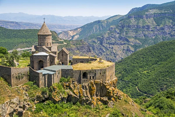 Biara Tatev abad pertengahan, Armenia, sekitar abad IX, bangunan besar adalah gereja St. Poghos dan Petros. Biara berada di atas ngarai sungai Vorotan — Stok Foto