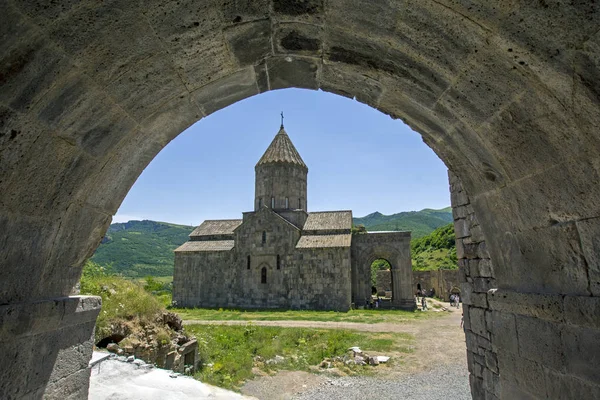 Pandangan ke biara Tatev Abad Pertengahan, Armenia (sekitar abad IX) melalui gerbang masuk. Bangunan besar adalah gereja St. Poghos dan Petros. Biara berada di atas ngarai sungai Vorotan — Stok Foto