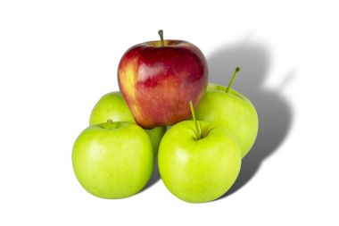 Dört yeşil elma üstünde tepe-in onları çapraz gölge beyaz zemin üzerine izole bir Kırmızı elma ile kompozisyon