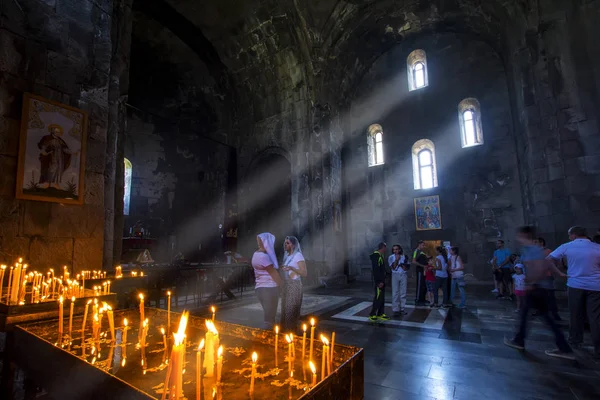 Syunik 주, 아르메니아-7 월 2 일, 2017: 인테리어의 채 플의 St. Pogos와 태양 열으로 관통 하는 Tatev 수도원 (9 번째 세기), 페트 로스 — 스톡 사진