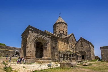 Tatev, Ermenistan - 02 Temmuz 2017: IX yüzyılda, büyük bina hakkında Ortaçağ Tatev manastır kilisesi st. Poghos ve Petros olan. Manastır kaydedelim river canyon biri