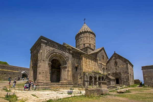 Tatev, Ermenistan - 02 Temmuz 2017: IX yüzyılda, büyük bina hakkında Ortaçağ Tatev manastır kilisesi st. Poghos ve Petros olan. Manastır kaydedelim river canyon biri
