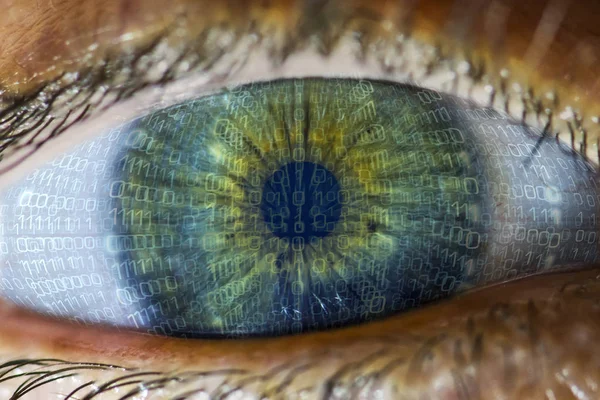 Ojo humano macro disparo con reflejo de la pantalla con código binario en ella —  Fotos de Stock
